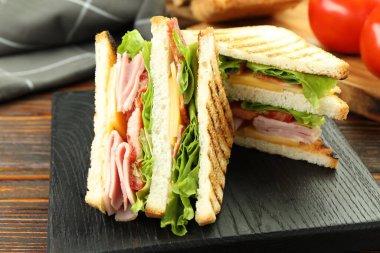 Jambonlu, pastırmalı, peynirli ve sebzeli lezzetli sandviçler.