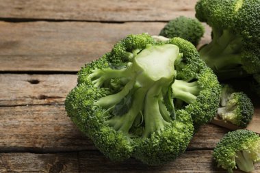 Tahta masada taze çiğ brokoli, yakın plan.