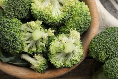 Tabakta taze brokoli çiçekleri, yakın plan.