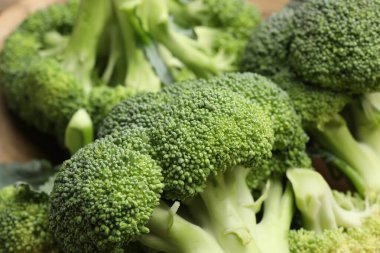 Taze çiğ brokoli kasede, yakın plan.