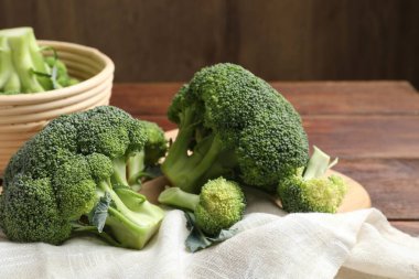 Tahta masada taze çiğ brokoli, yakın plan.