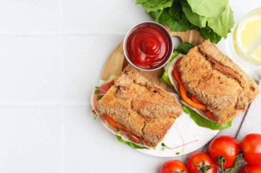 Beyaz masada servis edilen lezzetli ciabatta sandviçleri. Metin için boşluk