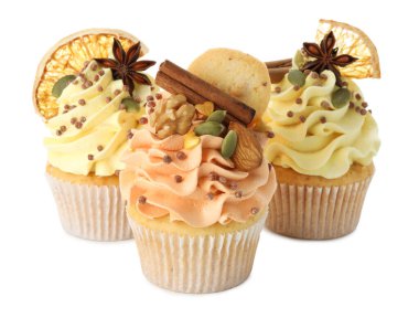 Beyaz üzerine serpiştirilmiş fındık ve baharat serpiştirilmiş lezzetli kekler. Sonbahar atmosferi