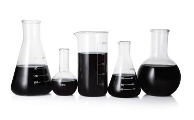 Beyaz üzerine siyah sıvı izole edilmiş farklı laboratuvar camları.