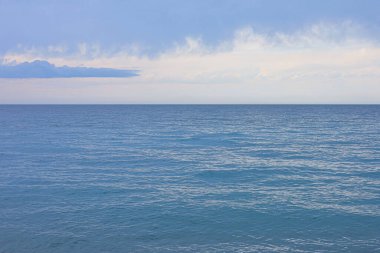 Mavi gökyüzünün altındaki dalgalı denizin güzel manzarası