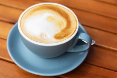 Ahşap masada bir fincan aromatik kahve, yakın plan.