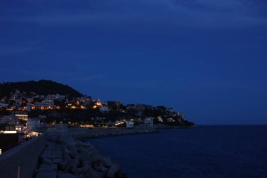 Güzel, Fransa - 31 Ağustos 2025: Akşamları kıyı şehrinin güzel manzarası