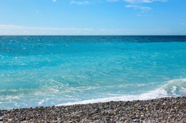 Güneşli bir günde dalgalı güzel bir denizin manzarası