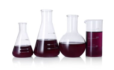 beyaz izole renkli sıvı ile farklı Laboratuar kapkacakları