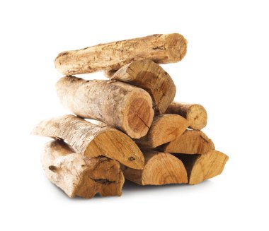 Kesilmiş odun yığını beyaza izole edilmiş.