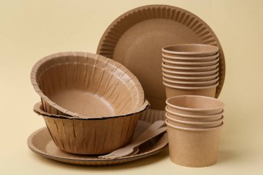 Bej arkaplanda tek kullanımlık tablo takımı, yakın plan