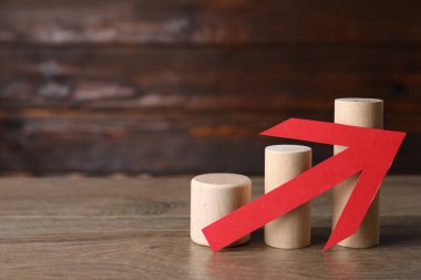Risk. Tahta bloklar ve masada kırmızı ok, metin için boşluk