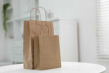 Beyaz masa içerisindeki kağıt torbaları. Metin için boşluk