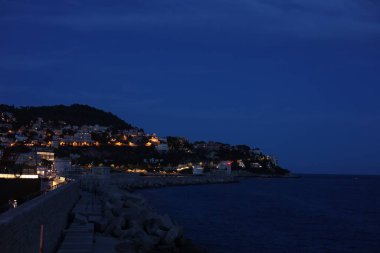 Akşamları kıyı şehrinin güzel manzarası