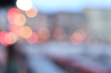 Şehir caddesinin bulanık görüntüsü. Bokeh etkisi