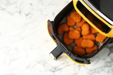 Tavuklu tavuk kızartma kabı beyaz mermer masanın üstünde, üst manzara. Metin için boşluk