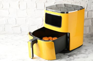 Tavuklu tavuk kızartma kabı beyaz mermer masada, yakın plan.