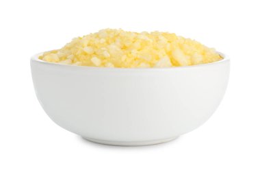 Sarı deniz tuzu beyaz kasede izole edilmiş.