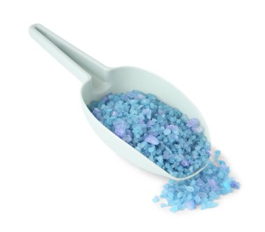 Mavi deniz tuzu kepçeyle beyaza izole edilmiş.