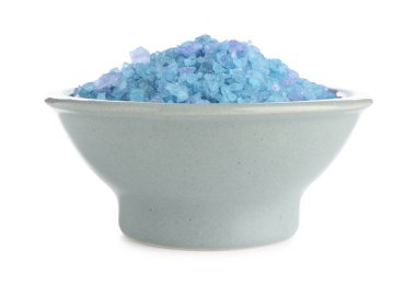 Mavi deniz tuzu beyaz kasede izole edilmiş.