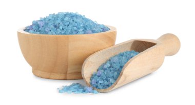 Mavi deniz tuzu kasede ve kepçeyle beyaza izole edilmiş