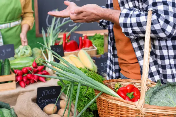 Çiftçi pazarından taze sebze seçen adam, yakın plan.