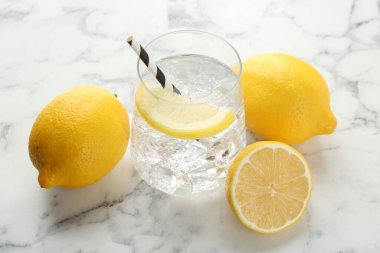 Limonlu ve buzlu ferahlatıcı su beyaz mermer masa, yakın çekim