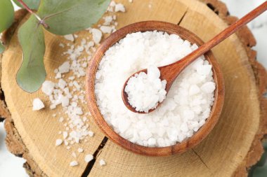 Tabakta deniz tuzu, kaşık ve okaliptüs yaprakları var.