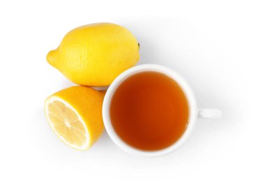Bardakta Aromatik çay, beyaz üzerine taze limon meyvesi, üst manzara.