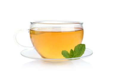 Limonlu aromatik çay ve beyaz üzerine izole edilmiş nane.