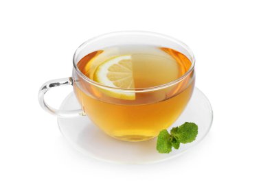 Limonlu aromatik çay ve beyaz üzerine izole edilmiş nane.