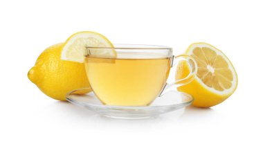Beyaz üzerine taze limon meyvesi izole edilmiş fincanda Aromatik çay
