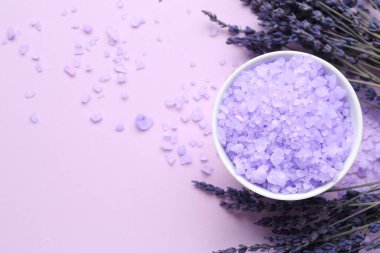 Menekşe arkaplanda deniz tuzu ve lavanta çiçekleri yatıyordu.