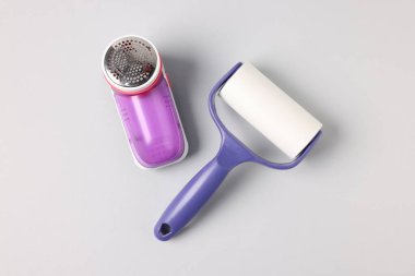 Açık gri arkaplanda pamuk tutacağı ve kumaş traş makinesi, düz konum