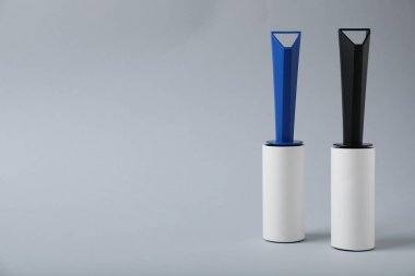 Açık gri arkaplanda iki iplik rulosu, metin için boşluk