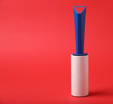 Kırmızı arkaplanda bir iplik silindiri, metin için boşluk