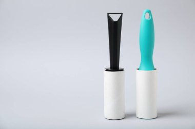 Açık gri arkaplanda iki iplik rulosu, metin için boşluk