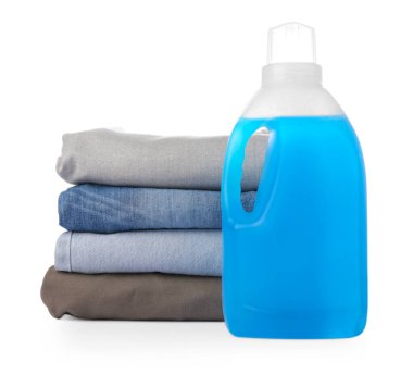 Çamaşır deterjanıyla dolu bir şişe ve beyaza izole edilmiş giysiler.