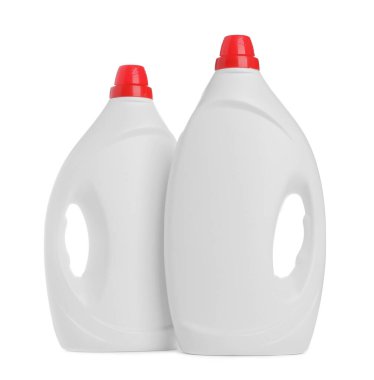 Çamaşır deterjanı olan şişeler beyaza izole edilmiş.