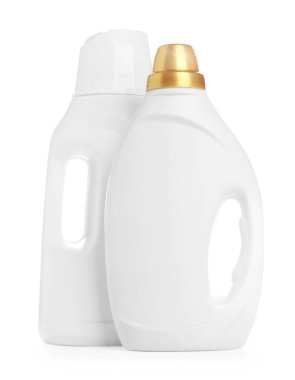 Çamaşır deterjanı olan şişeler beyaza izole edilmiş.