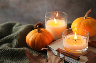 Sonbahar kompozisyonu yanan mumlar ve balkabakları kumaşta, yakın plan