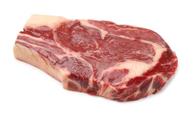 Beyaza izole edilmiş çiğ et parçası.