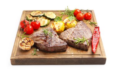 Beyaza izole edilmiş sebze ve otlu leziz ızgara biftekler.