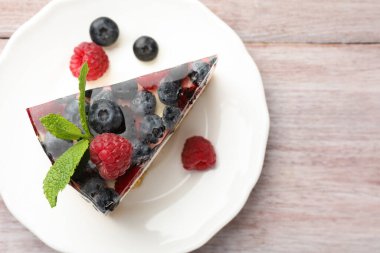 Böğürtlenli ve nane şekerli nefis bir cheesecake. Metin için boşluk