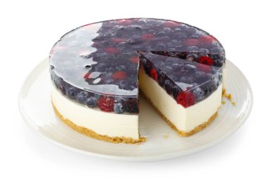 Lezzetli dilimlenmiş peynirli kek, beyaz üzerine izole edilmiş dutlar.