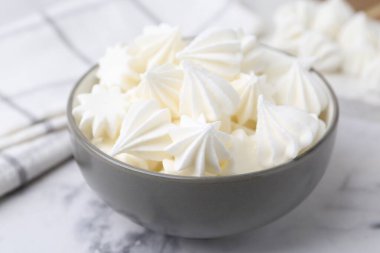 Beyaz mermer masada kasede leziz kurabiyeler, yakın plan.