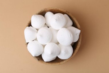 Bej arka planda, kasede leziz kremalı kurabiyeler.