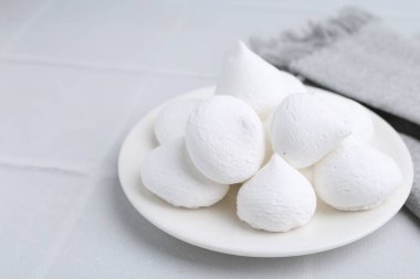 Beyaz fayanslı masada leziz kurabiyeler, yakın plan. Metin için boşluk