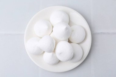 Beyaz fayanslı masada leziz kurabiyeler, üst manzara.