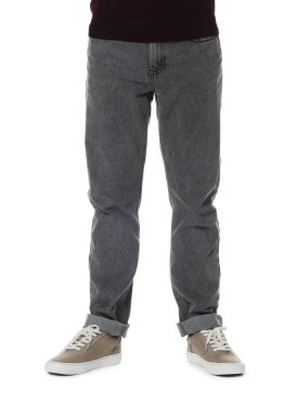 Beyaz arka planda şık kotlu adam, yakın plan.